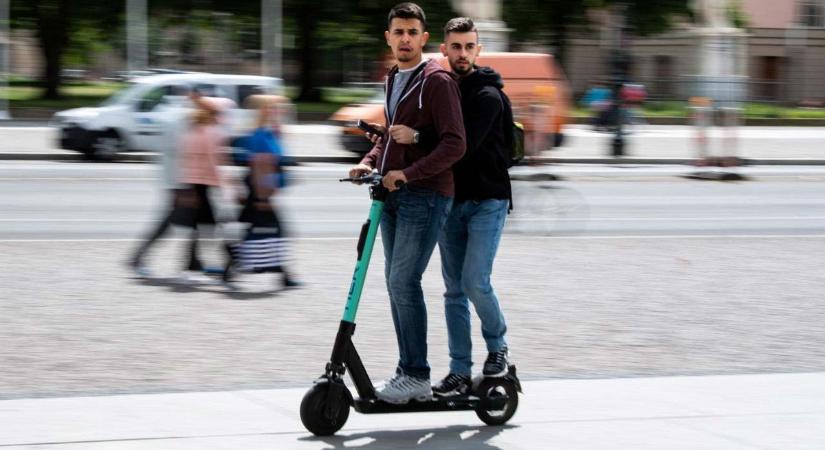 Vigyázz, jönnek a rolleresek! – Mire figyelj, ha elektromos rollerrel közlekedőt látsz