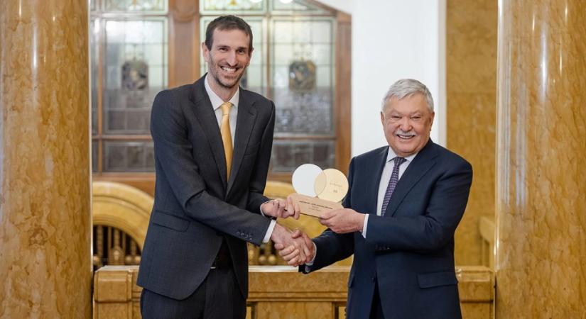 Több évtizede ő az ország bankára, most őt és a bankját is díjazták