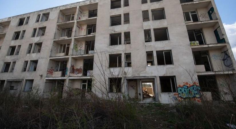 Panorámás szellemváros a Balaton mellett: 425 millióért árulják a híres laktanya egy részét