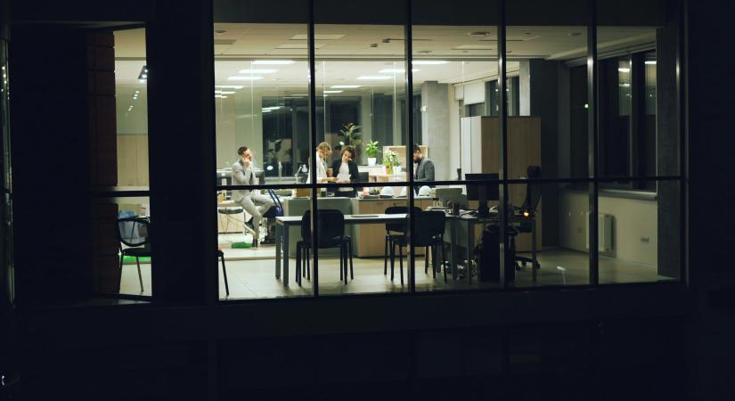 Lassú élénkülés, kevesebb álláslehetőség és óvatosabb béremelés – ezek jellemezték a 2025-ös magyar fehérgalléros munkaerőpiacot