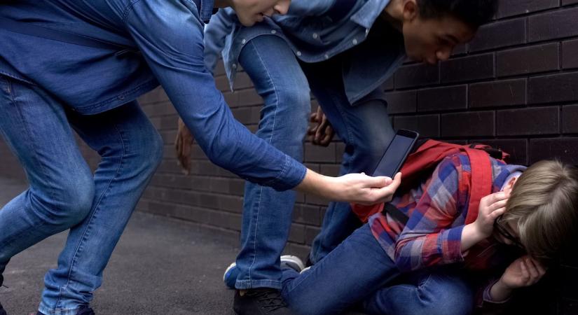 Vádemelés - Égő cigarettát nyomott kiskorú társának arcához a tini