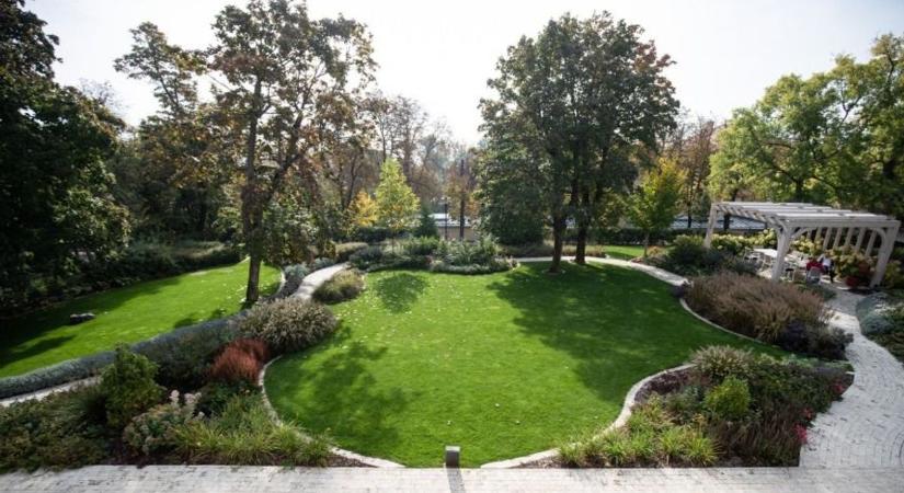 Csodálatos látvány: arany minősítést kapott a balatoni villa kertje