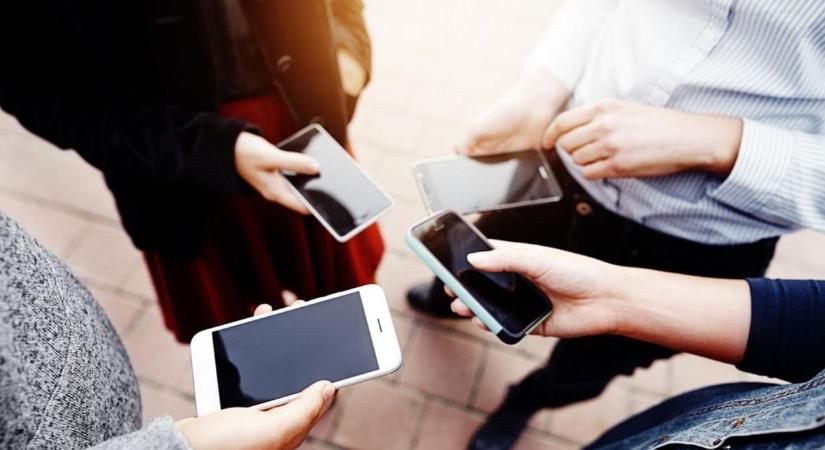 Régi mobil a fiókban? Egy kattintással eladhatod – futár megy érte