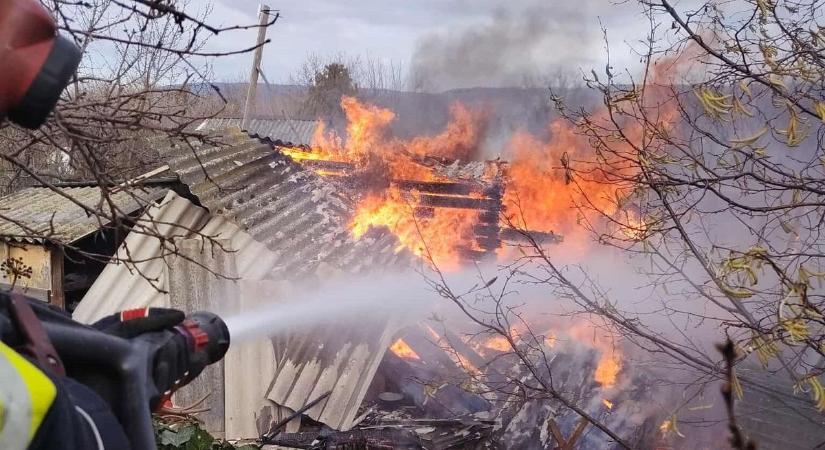 Helyszíni fotókon a tatabányai háztűz: mindent beleptek a lángok