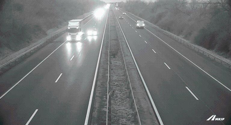 Kamionnak hajtott egy személyautó az M3-as autópályán