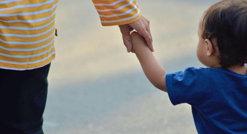 Sokkoló: anyukája kezéből ragadta ki a babát egy hajléktalan