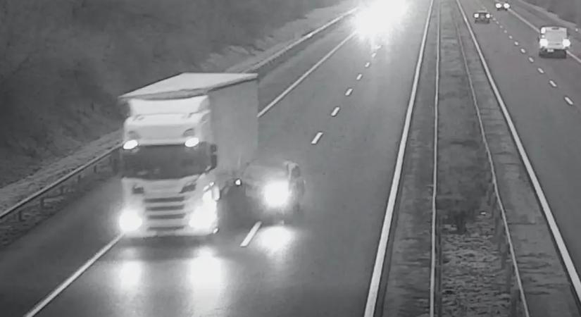 Videó: a kamion kerekei alá hajtott egy autós az M3-as autópályán!