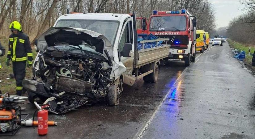 Drámai baleset a magyar mellékúton: ketten meghaltak az összetört Opel Astrában (fotó)