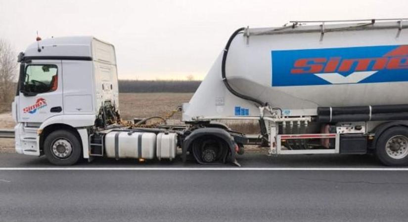 Kiszakadt egy vontató kereke az M6-oson: egy autó és egy kamion is nekihajtott