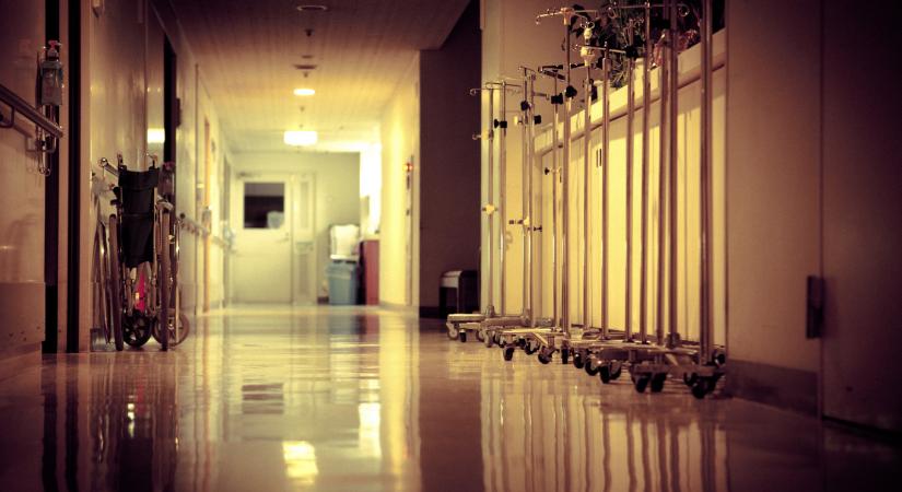 Öt évre eltiltották azt az idős orvost, akinek a szabályszegései miatt meghalt egy beteg