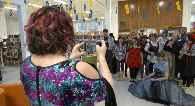 Farsangi forgatag a könyvtár falai között