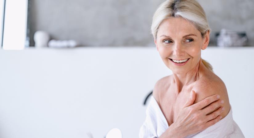 65 év felett elég lenne csak ennyiszer zuhanyozni egy héten – A kíméletesség fontosabb a gyakoriságnál