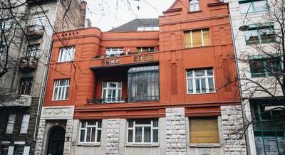 Csupa titokzatosság lengi körül Krisztinaváros kalandregényeket idéző épületét