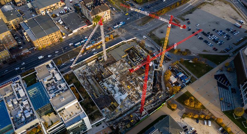 Gigantikus lakóparkok és lakásfelújítások árnyékában éledezik az építőipar