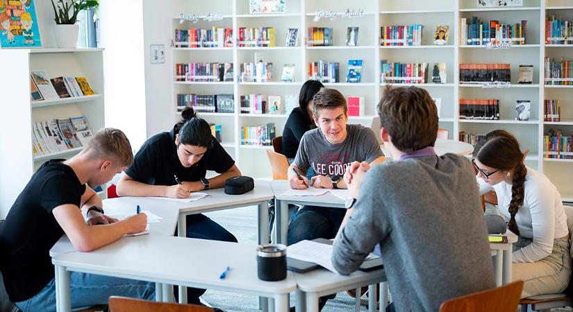 Ösztöndíj segítségével vehetnek részt a debreceni diákok a nemzetközi iskola képzési programjában