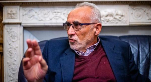 „Az állami egészségügy romokban, gyermekeink iskolai eredményei tartósan rosszak, a vonatok hol indulnak, hol nem, (…) gazdaságunk második éve stagnál, a kormányfő környezete hallatlan sebességgel gazdagodik” – Romsics Ignác summázta az elmúlt 16 évet