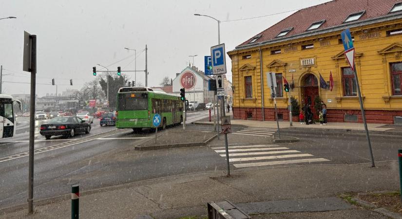 Hatalmas pelyhekben szakad a hó Pécsen (VIDEÓ)