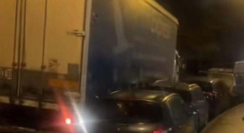 Roncstemető lett az utca ahogy behajtott egy kamion