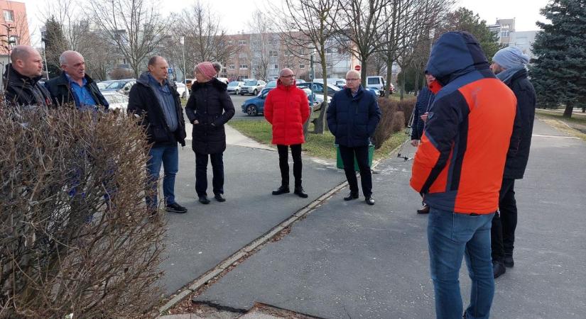 Újabb járdaszakaszt újítanak fel