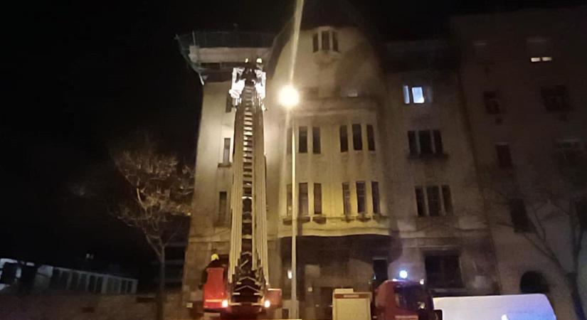 Lógó szerkezet veszélyeztette a járókelőket Óbudán