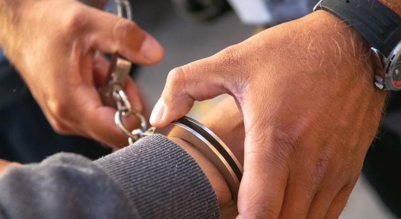 Rabszállító jelent meg Sóstón! Bilincs és vezetőszár is előkerült! Vajon mi történhetett?