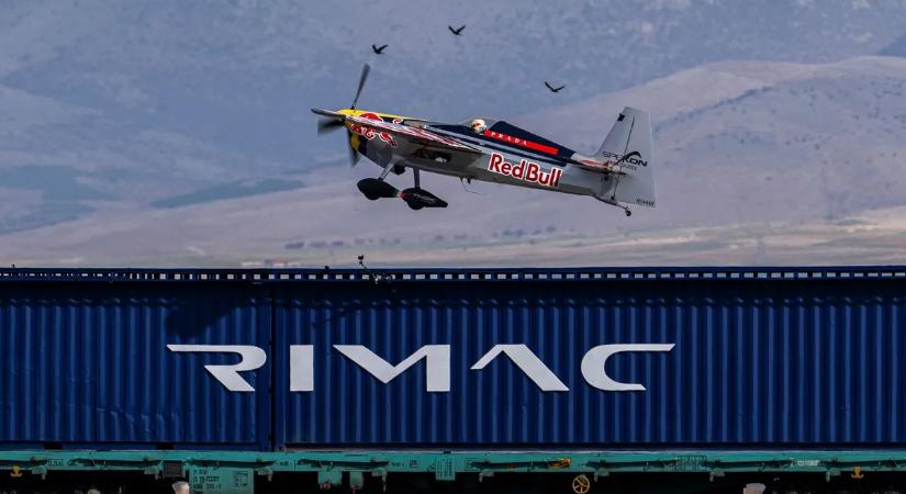 Mozgó tehervonaton landolt a Red Bull-gép, majd fel is szállt ugyanonnan – videó