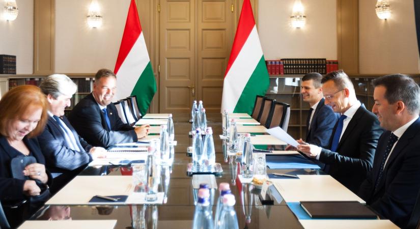 Kézfogás és lovagkereszt: amikor a kormány még a „halál vámszedőivel” barátkozott