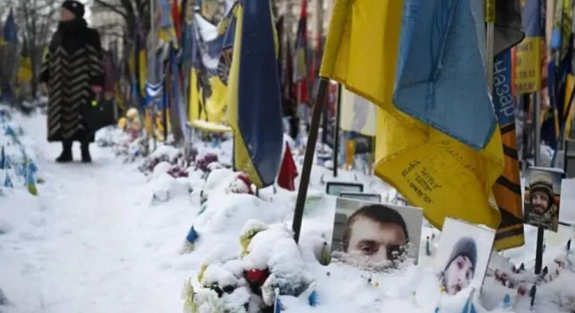 Az árnyakban meglátom erős vállaidat - könnyfakasztó videóban búcsúzik halott apjától a gyászoló ukrán lány