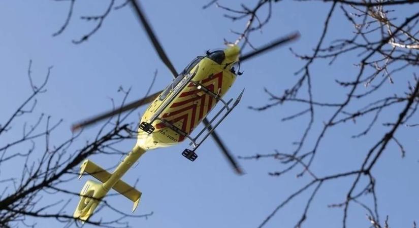 Brutális baleset: markológép nyomott konténerhez egy 51 éves férfit Abonyban