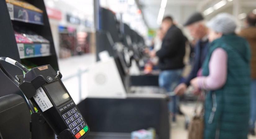 Bezárt a debreceni Tesco! Zárt ajtó fogadja a vásárlókat, ezzel indokolta lépését az áruház!