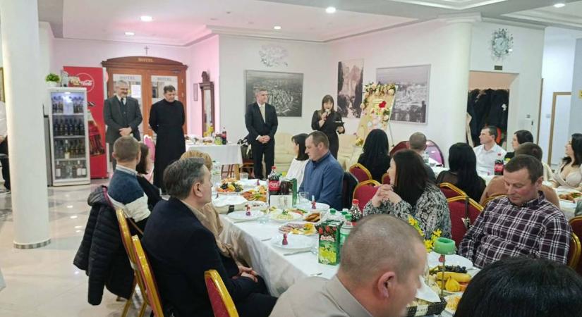 A kárpátaljai magyar nagycsaládosok házaspáros vacsoráján - Kéz a kézben – egymást bátorítva