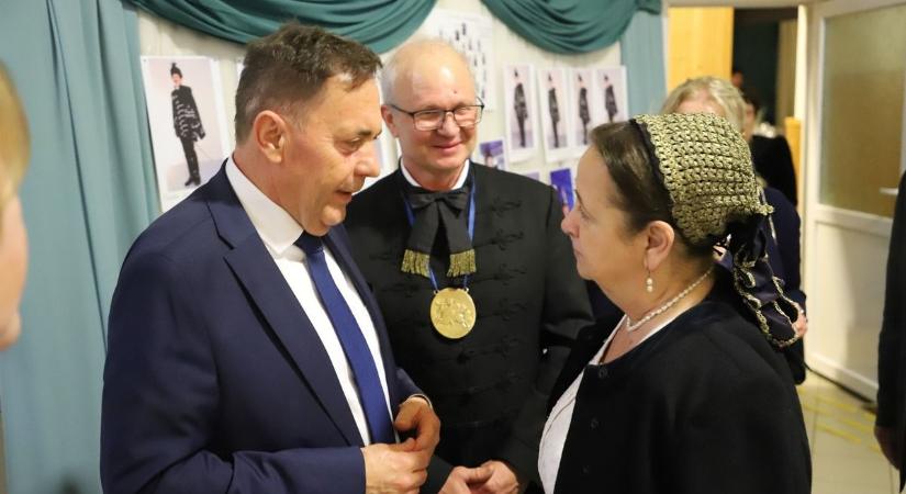 Közösség és hagyomány: mozgalmas éjszakája volt a képviselőnek, mutatjuk, hol járt