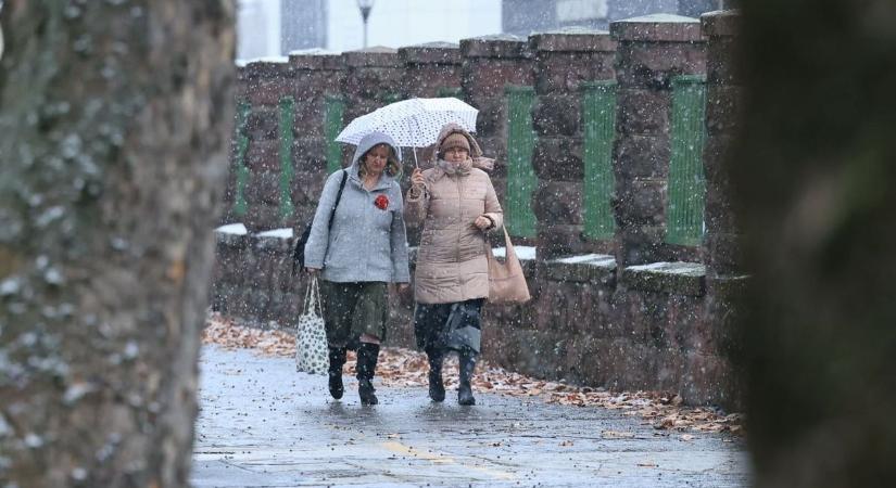 Ez nem vicc! Pillanatok alatt betakarta a várost a szakadó hó!