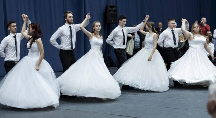 Szalagavatós táncok színes forgataga a Zrínyi-gimnáziumban (galéria, videó)