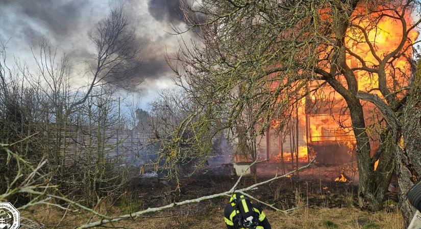 Kigyulladt egy elhagyatott épület a vasút területén, leállt a forgalom (FOTÓK)