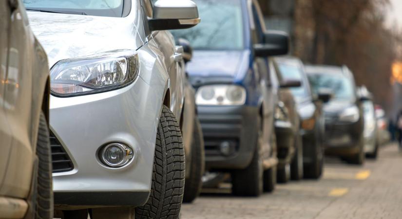 Kellemetlen meglepetés: sorra vontatják el az autókat egy szegedi utcából