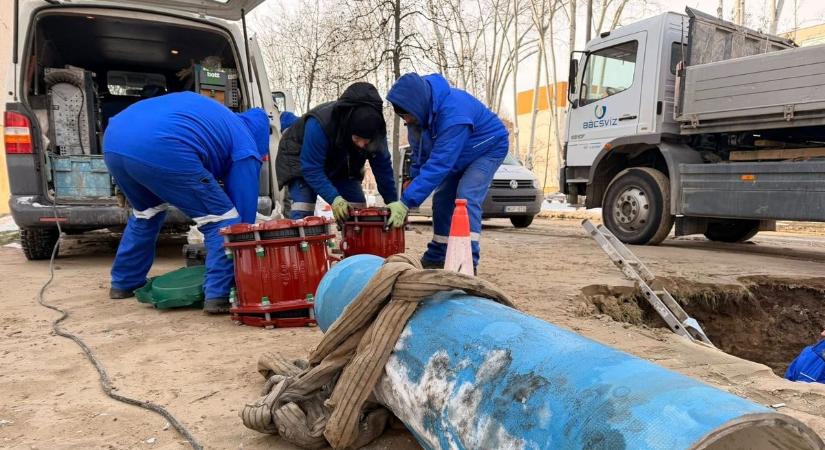 Parkoló autó alatt tört el a vezeték, gyorsan kellett a Bácsvíz Zrt.-nek cselekednie