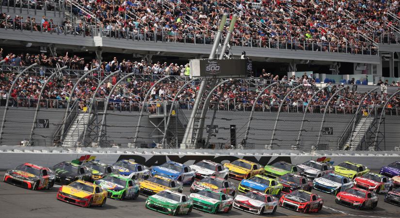 Denny Hamlin előállt a nagy ötlettel: Így javítaná meg a futamokat ellaposító spórolósdit