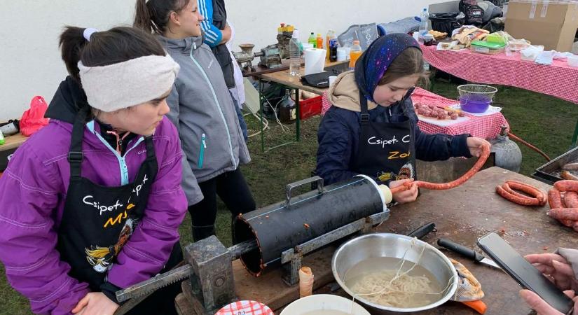 Böllér és kolbásztöltő versenyt tartottak, a végeredmény magáért beszél (videó, galéria)