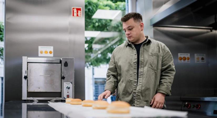 Szokatlan modellben terjeszkednek csirkés éttermükkel a Simon’s Burger tulajdonosai
