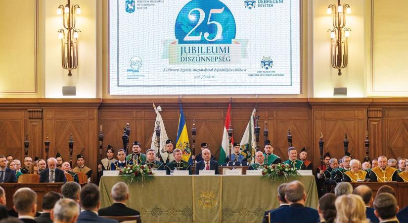 Sulyok Tamás átadta a megbízást a Debreceni Egyetem új rektorának – fotókkal