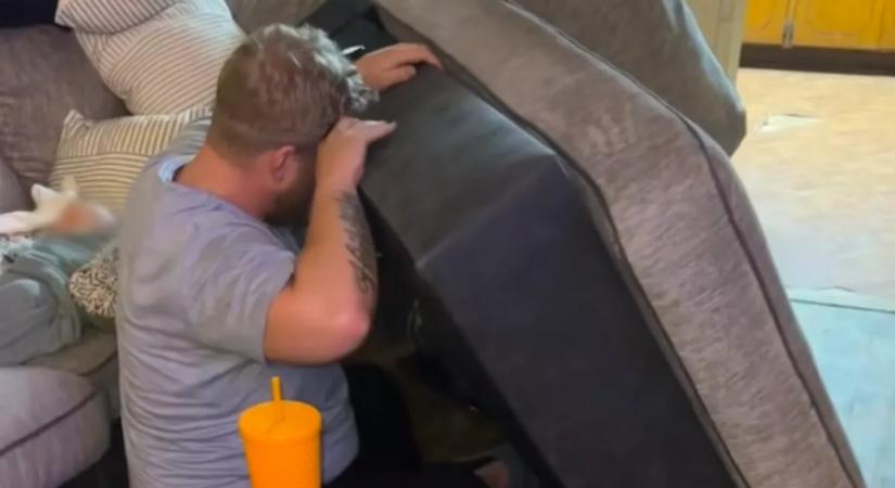 Használt kanapét vesz a pár: aztán hirtelen zajokat hallanak belülről