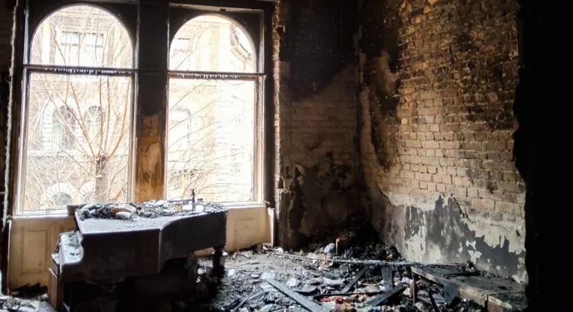 Lakhatatlan az Andrássy úti társasház, ahol a felhalmozott lomok kaptak lángra