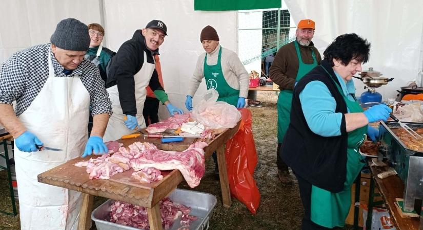 Hatalmas gasztrobulit rendeztek a vármegye határán – hírességek és több ezer érdeklődő a böllérfesztiválon