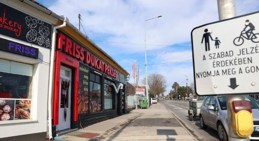 Brutális késelés a nyílt utcán: négyen támadtak rá egy férfira (videófotók)