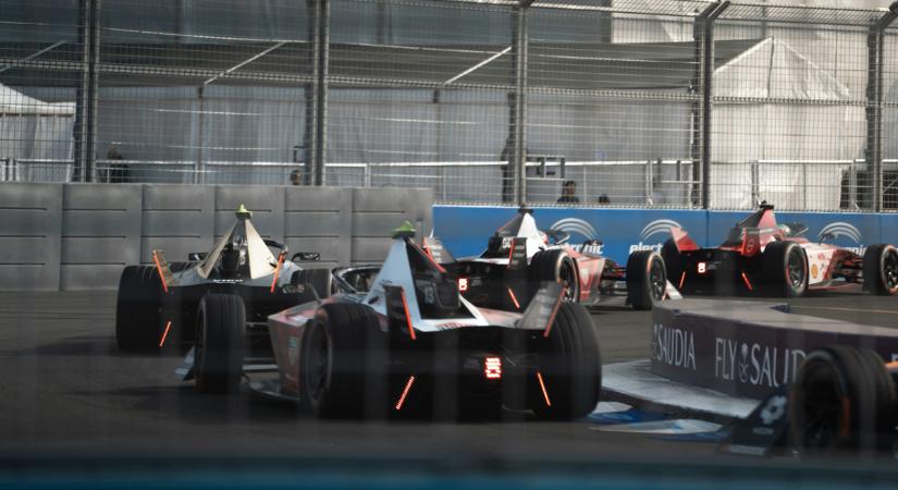 Súlyos baleset érte a népszerű műsorvezető lányát a Formula–E-pályán