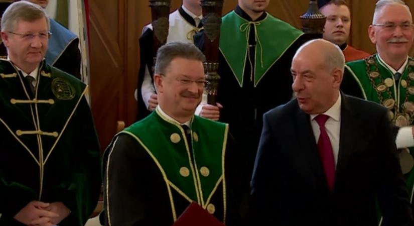 Sulyok Tamás átadta a kinevezését a Debreceni Egyetem új rektorának