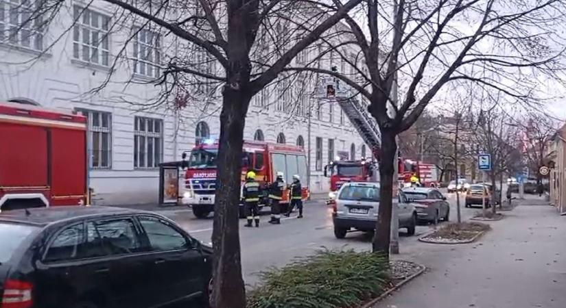 Három tűzoltóautót riasztottak a pápai gimnáziumhoz ( videó)