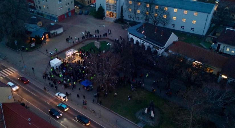 Kínos rajt Mezőkövesden: alig érdeklődtek Magyar Péter országjárásának első állomásán