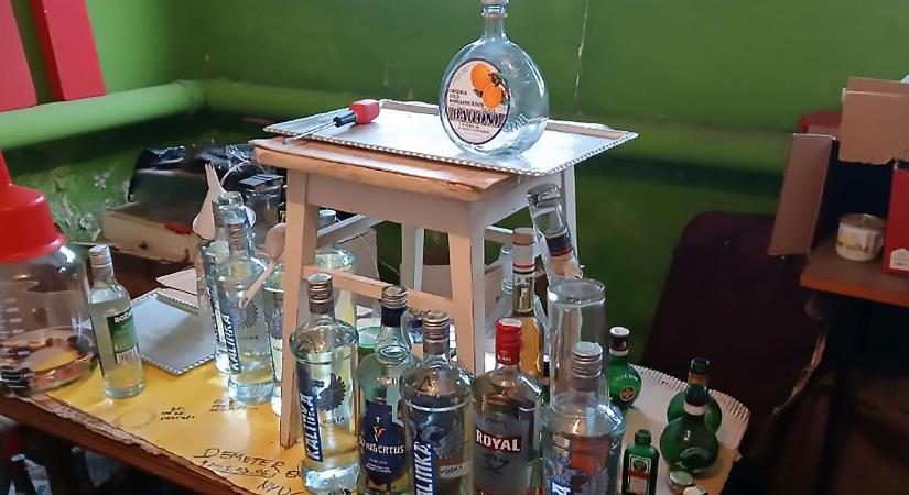 285 liter szeszt találtak egy debreceni férfinál, azt mondta, vésztartaléknak kell